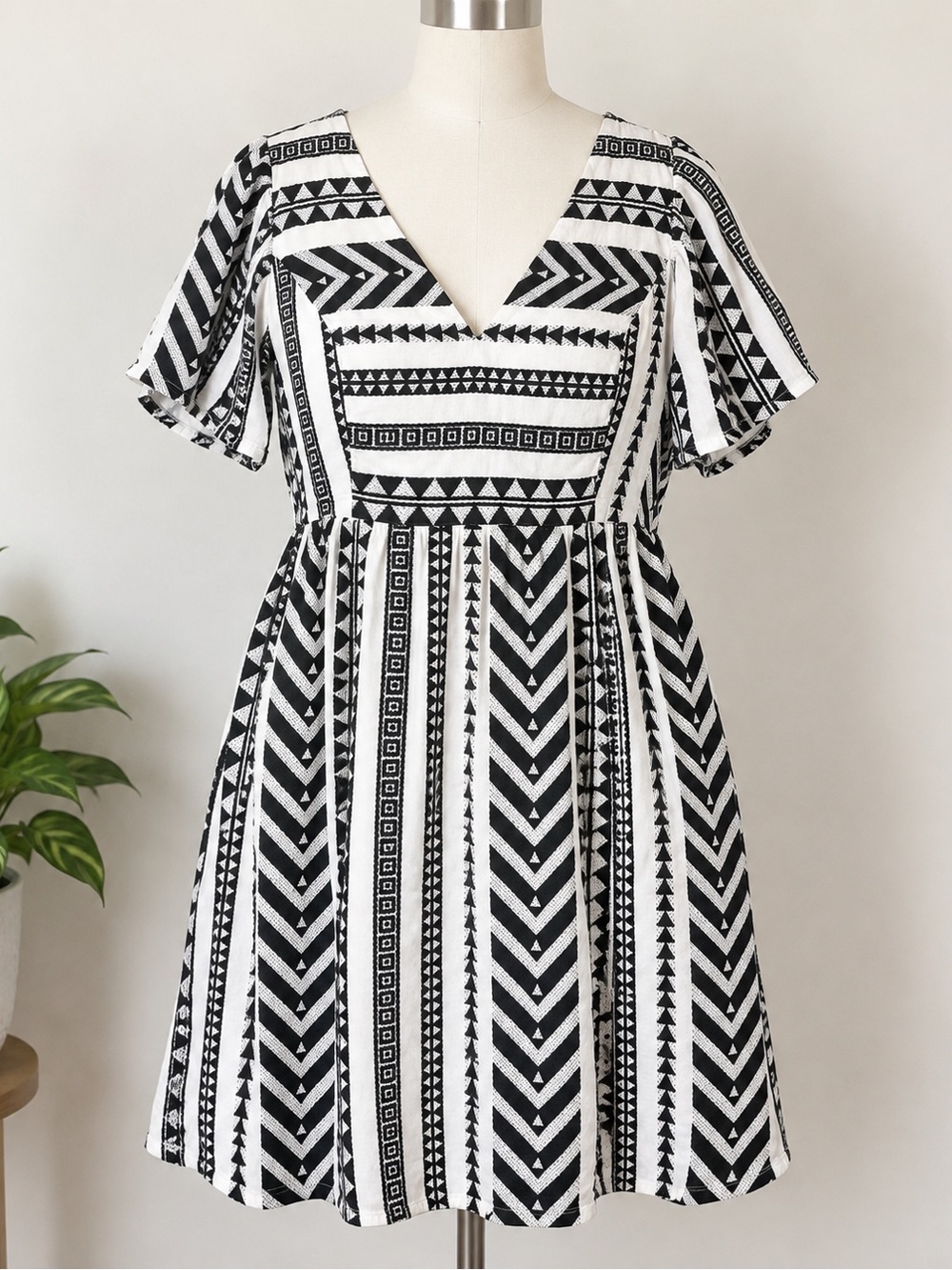 Old Navy Black & White Geometric Print V-Neck Dress Size L